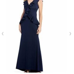 NEW Designer Jessica Howard Ruffled V-Neck.